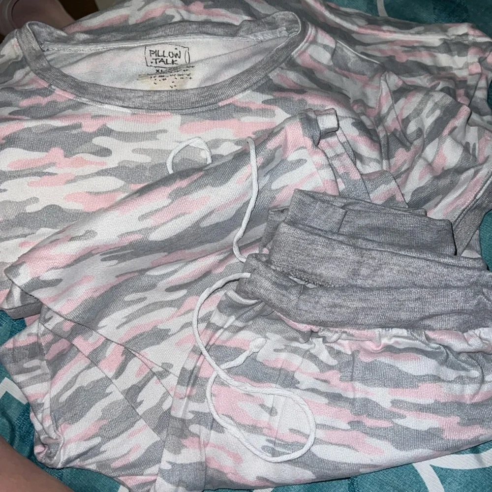 Cutest out fit to have; around the house or quick grocery store run and be relax - Picture 1 of 5